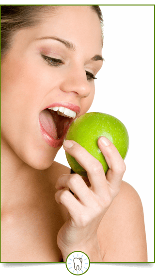 Mujer mordiendo manzana